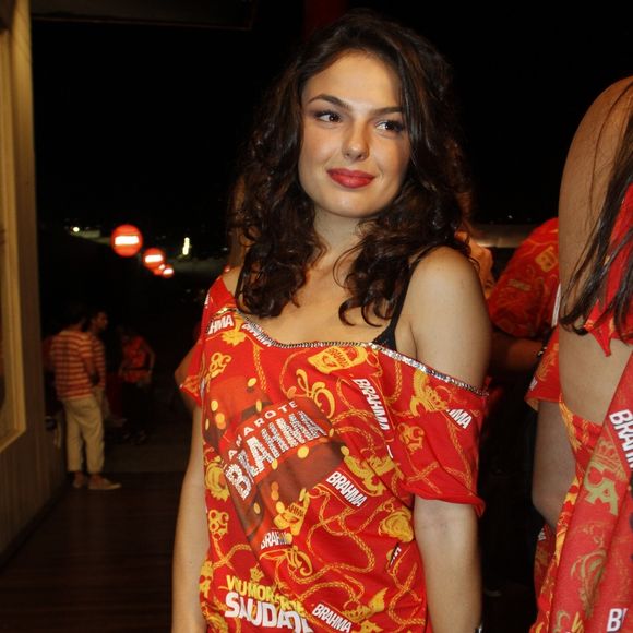 2011: curtindo um camarote no Carnaval, Isis Valverde valorizou sua beleza com um batom destacado