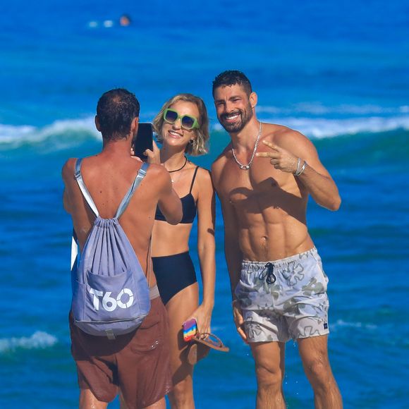 Cauã Reymond posou para foto com fã em dia na praia