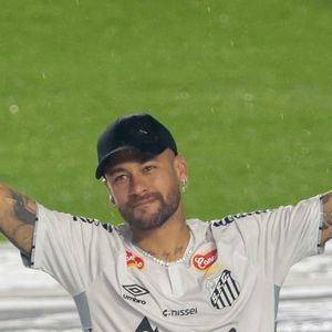 Neymar: nova casa de luxo tem espaço para um carro em sala