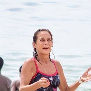 Andréa Beltrão costuma fazer altinha na praia