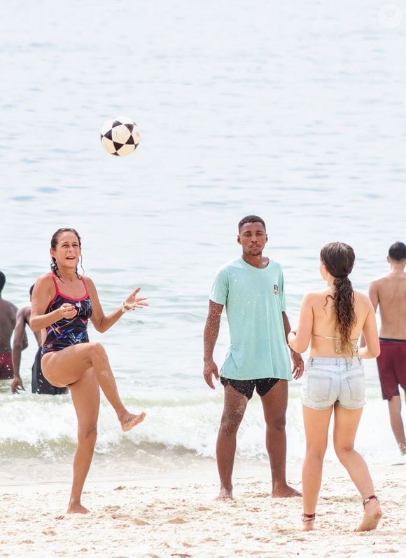 Andréa Beltrão costuma fazer altinha na praia