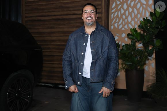 Belo e elenco da novela 'Três Graças' se reuniram para assistir a estreia da sucessora de 'Vale Tudo', na Globo