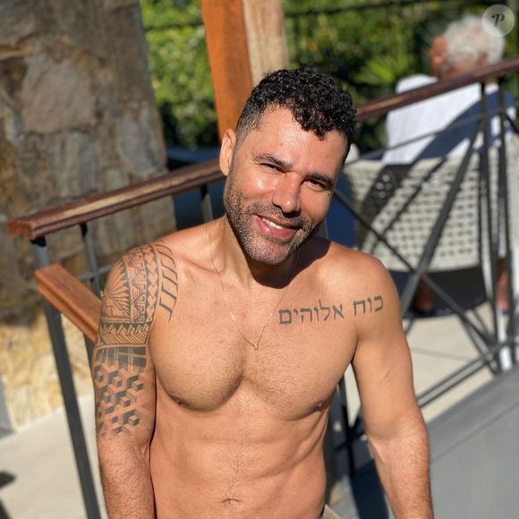 Na época, Rodrigo Sant'Anna gerou estranheza por seu maxilar bem contornado