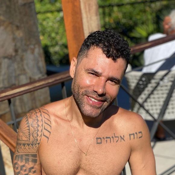 Na época, Rodrigo Sant'Anna gerou estranheza por seu maxilar bem contornado