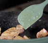 Doure o frango em uma frigideira antiaderente até que ele fique bem corado, acrescentando os legumes em seguida