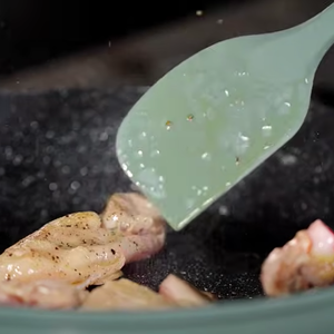 Doure o frango em uma frigideira antiaderente até que ele fique bem corado, acrescentando os legumes em seguida