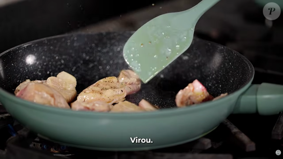Doure o frango em uma frigideira antiaderente até que ele fique bem corado, acrescentando os legumes em seguida