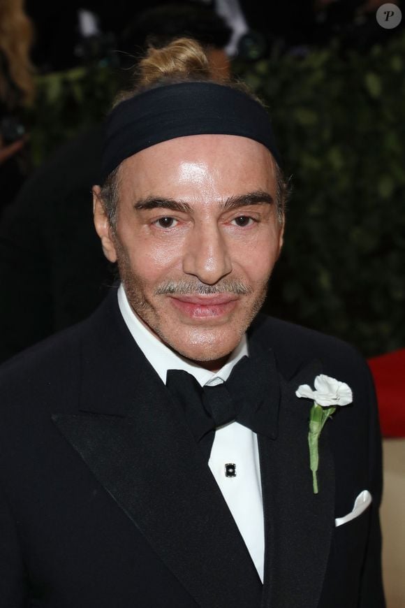 Met Gala 2027 promete abordar talento e polêmicas de John Galliano em exposição que já provoca forte repercussão antes mesmo da estreia