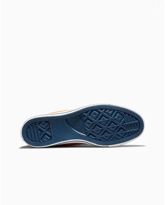 A silhueta clássica do Chuck Taylor All Star está entre as características que fizeram do modelo um dos sneakers mais icônicos de todos os tempos. Na colaboração com Dragon Ball Z, a Converse acrescenta elementos de Goku à estrutura tradicional do calçado.