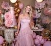 Com vestido rosa de saia volumosa, Karina Bacchi celebrou seu aniversário de 50 anos em uma festa com decoração sofisticada