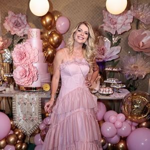 Com vestido rosa de saia volumosa, Karina Bacchi celebrou seu aniversário de 50 anos em uma festa com decoração sofisticada