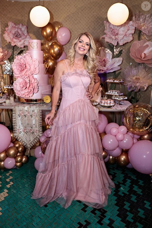 Com vestido rosa de saia volumosa, Karina Bacchi celebrou seu aniversário de 50 anos em uma festa com decoração sofisticada