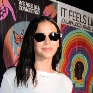 Minissaia balonê apareceu combinada à bota preta em look de Bruna Marquezine no Lollapalooza