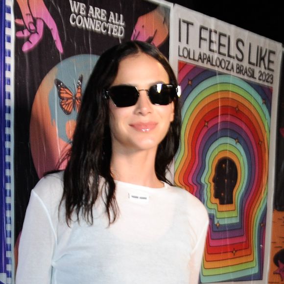 Minissaia balonê apareceu combinada à bota preta em look de Bruna Marquezine no Lollapalooza