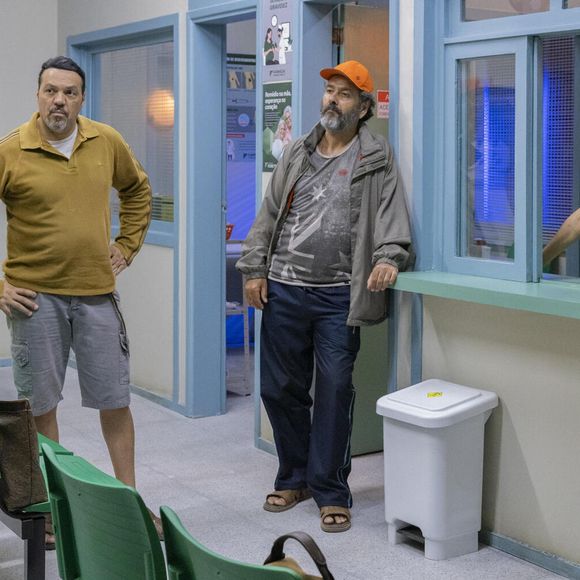 Gerluce (Sophie Charlotte) chega atrasada e anuncia aos amigos Viviane (Gabriela Loran), Joaquim (Marcos Palmeira), Misael (Belo) e Junior (Guthierry Sotero) que eles praticarão um assalto juntos.