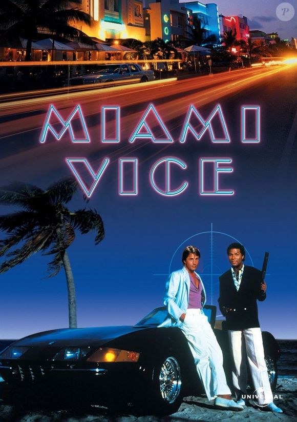 'Miami Vice' foi uma série exibida entre 1984 e 1989, e acompanha os detetives Sonny Crockett e Ricardo Tubbs, que se disfarçam para atuar contra o tráfico de drogas, prostituição e crimes na Flórida