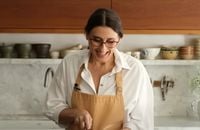 Aprenda a fazer o bolo de cenoura de Paola Carosella!