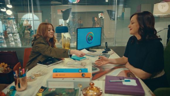 Série 'Leke'/'Amor e Honra' narra a história de Yasemin (Melis Sezen), jovem criada em orfanato