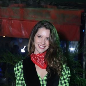 Com vestido xadrez e lenço, Nathalia Dill usou produção estilosa e criativa em festa junina