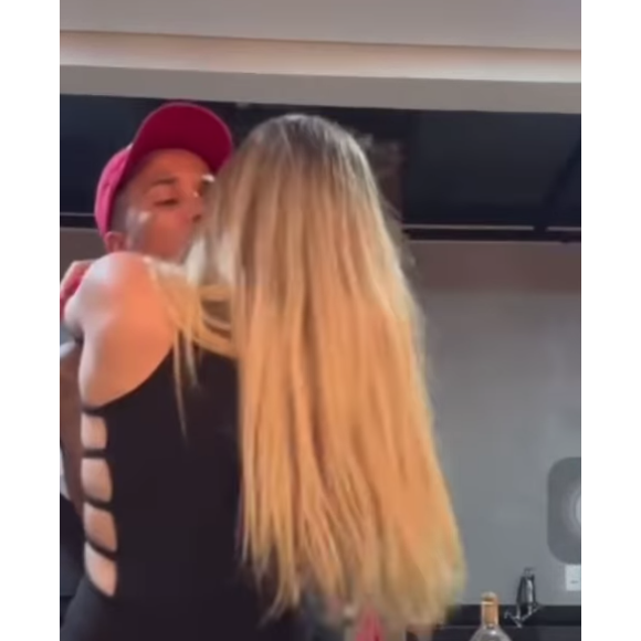 Gato Preto apareceu beijando e pegando uma loira misteriosa em um vídeo, o que gerou muitas críticas ao influenciador