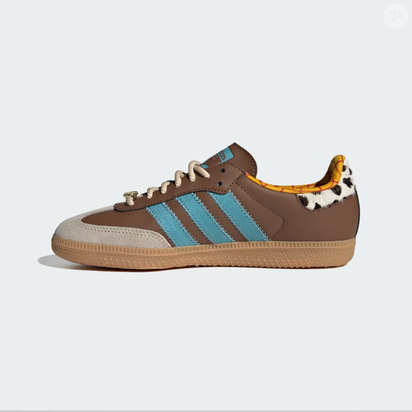 O novo Samba OG x Disney Pixar traz cores, estampas e acabamentos inspirados em Woody, sem abrir mão da estética discreta que transformou o modelo em fenômeno global