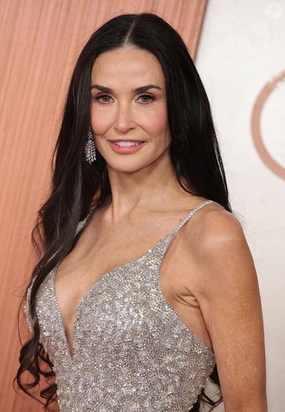 No Oscar 2025, Demi Moore apostou em uma pele radiante, com olhar mais neutro.