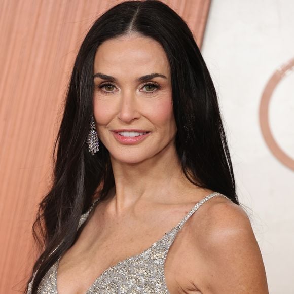 No Oscar 2025, Demi Moore apostou em uma pele radiante, com olhar mais neutro.