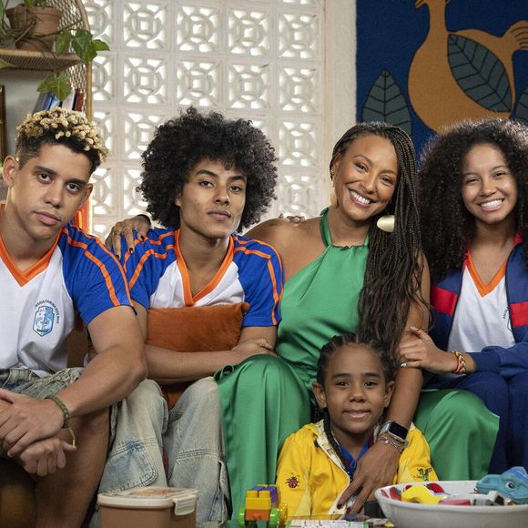 Sheron Menezzes vive Bela em 'Por Você', novela da TV Globo em que a médica decide assumir os quatro filhos de Juli, personagem de Lucy Ramos, após a morte da amiga em um acidente de carro