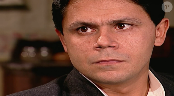 Novela 'Terra Nostra': Matteo demonstra curiosidade em saber mais a respeito do anarquismo, diante da crise financeira que assola o país, no século XIX e XX, em que se passa a novela da Globo