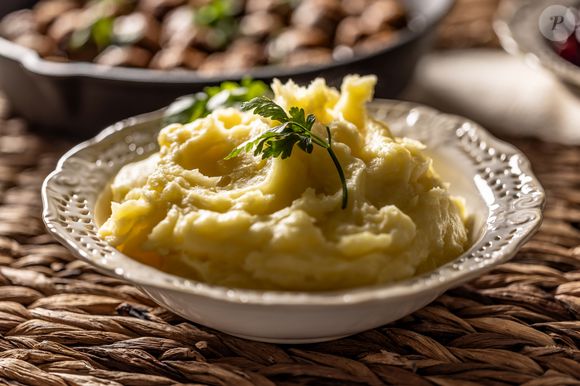 Um dos segredos do purê de batata perfeito é passá-las em uma peneira depois de ter cozinhado, para evitar pedaços