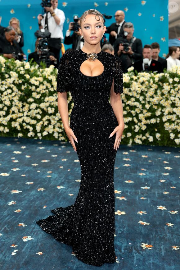 MET Gala 2025: Sydney Sweeney até entrou na temática (se considerarmos as ombreiras), porém, o vestido justo com aplicações não foi muito elogiado na web