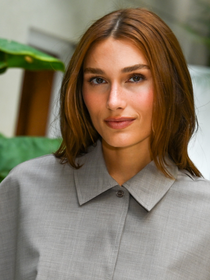 Capa curta e cintura marcada: 13 fotos deste look de alfaiataria de Sasha provam que a produção exala 'quiet luxury' neste Outono 2026