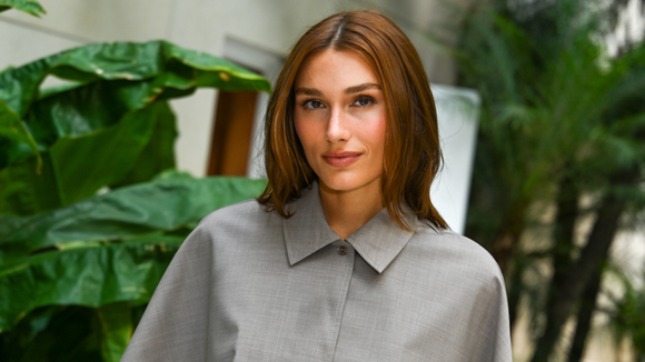 Capa curta e cintura marcada: 13 fotos deste look de alfaiataria de Sasha provam que a produção exala 'quiet luxury' neste Outono 2026