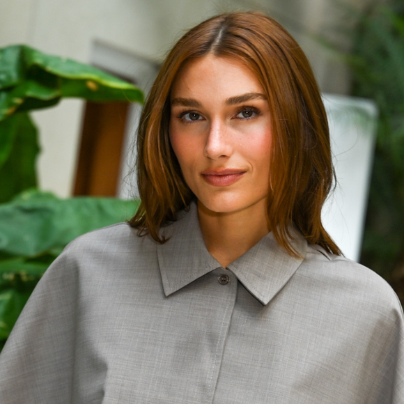 Capa curta e cintura marcada: 13 fotos deste look de alfaiataria de Sasha provam que a produção exala 'quiet luxury' neste Outono 2026