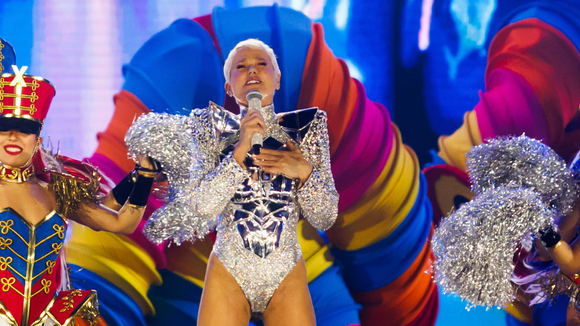 'Cinco Patinhos' aos 30, 40 e 50 anos? Show 'O Último Voo da Nave', de Xuxa, vira alvo de deboche, e fãs rebatem: 'Amargurados sem infância'