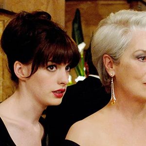 Tendência  da franja une nostalgia e modernidade e reforça o cabelo como protagonista na construção de identidade das atrizes Anne Hathaway, Meryl Streep e Emily Blunt, de volta na sequência de 'O Diabo Veste Prada 2'