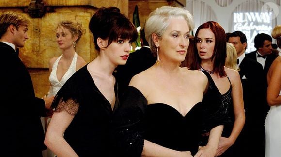Tendência  da franja une nostalgia e modernidade e reforça o cabelo como protagonista na construção de identidade das atrizes Anne Hathaway, Meryl Streep e Emily Blunt, de volta na sequência de 'O Diabo Veste Prada 2'