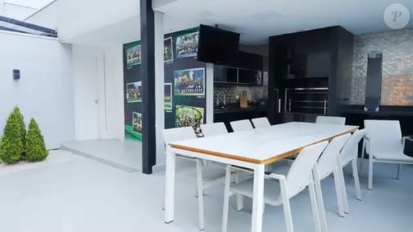 Foto da área externa da casa de luxo de Weverton, goleiro do Brasil e do Grêmio