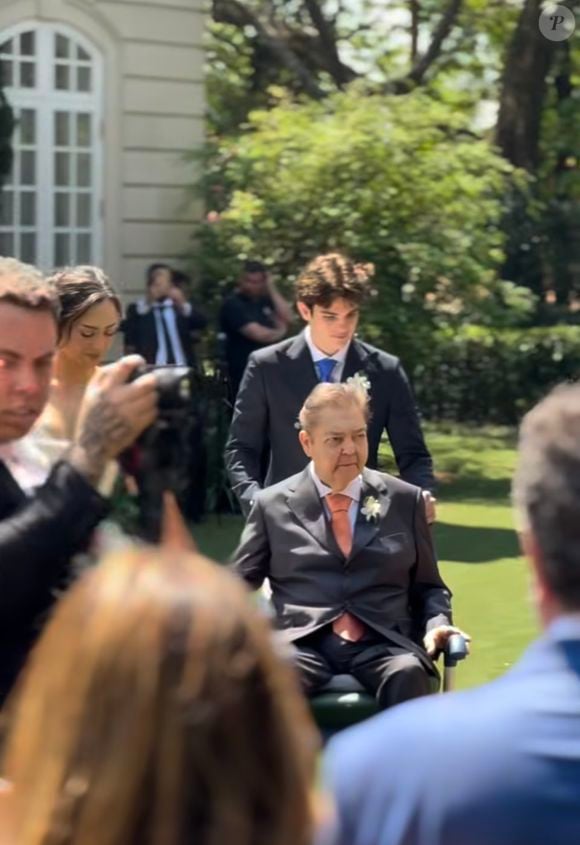 Faustão esteve presente na cerimônia e apareceu de cadeira de rodas pela primeira vez após os transplantes