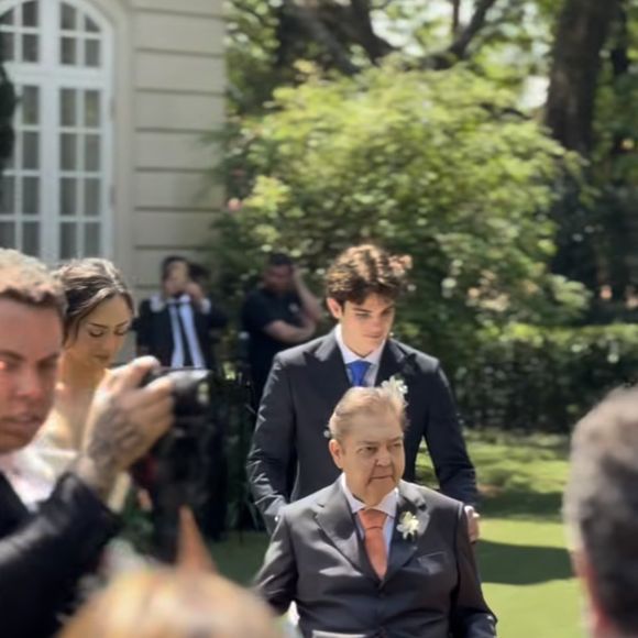 Faustão esteve presente na cerimônia e apareceu de cadeira de rodas pela primeira vez após os transplantes