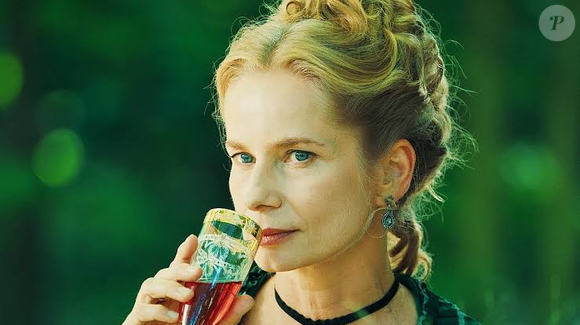 Interpretados por Tomasz Schuchardt e Sandra Drzymalska, Stanisław Wokulski e Izabela Łęcka protagonizam uma história de amor, obsessão e diferenças sociais em A Boneca
