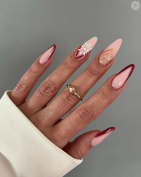 Unhas stilletto para Natal: essa inspiração misturou esmalte bege, dourado e vermelho