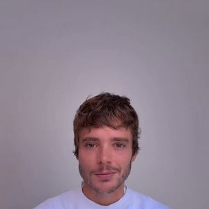 João Lucas, marido de Sasha Meneghel, aproveitou a repercussão da matéria da Veja que o apontou como 'sem carisma' para estrelar uma publicidade da Sede Energy. O cantor brincou com a polêmica e transformou a crítica em conteúdo patrocinado