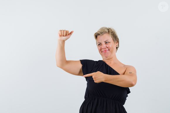 Após os 50 anos, é comum que os músculos enfraqueçam e as mulheres fiquem com os braços flácidos