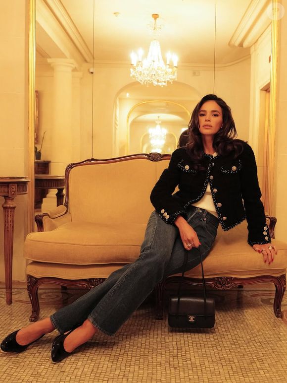 Bruna Marquezine escolheu sapato slingback preto da Chanel na Semana de Moda de Paris