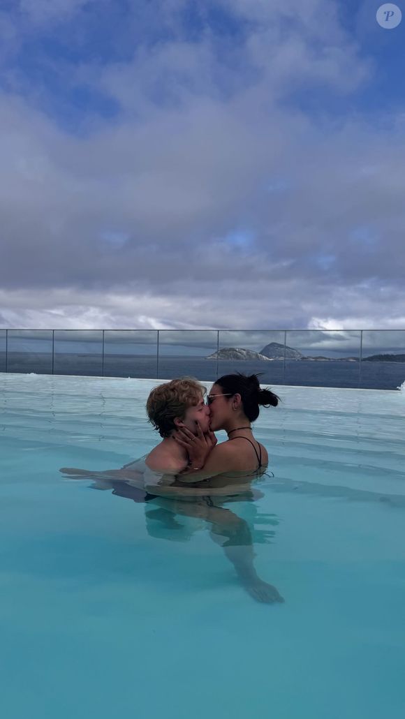 O casal se beijou em seguida em um clique raro, já que o filho de Angélica quase não aparece nas redes sociais