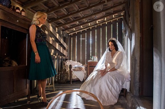 Sandra (Flávia Alessandra) mantém Filomena (Débora Nascimento) refém, mas liberta a mocinha após o pagamento do resgate, última semana da novela 'Êta Mundo Bom!', apesar disso fica com o bebê dela.