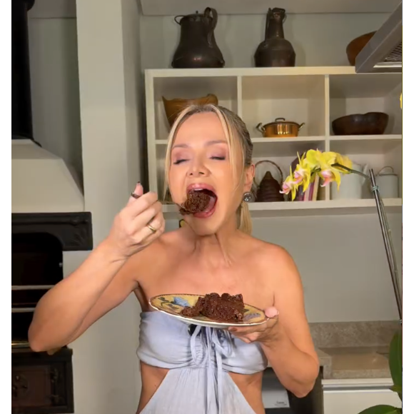 O resultado é um bolo fofinho, com a casca crocante, que lembra um delicioso brownie