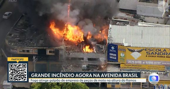 Grande e assustador incêndio destruiu galpão de loja de peças para motos em Ramos, às margens da Avenida Brasil