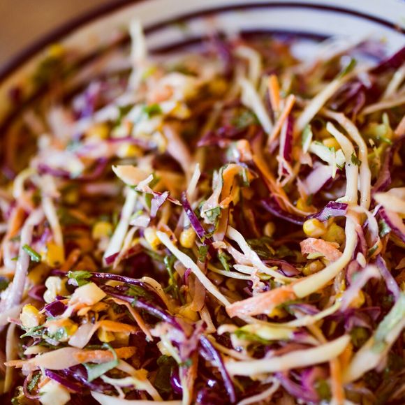 Salada simples de repolho é aquela para o dia a dia que combina com tudo